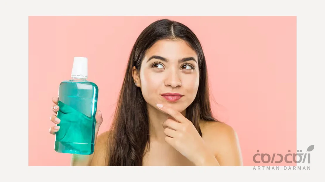 تصویر دهانشویه در دست یک دخنر جوان