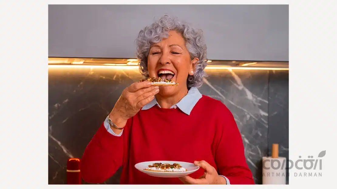 تصویر زنی مسن بدون محدودیت غذایی پس از ایمپلنت