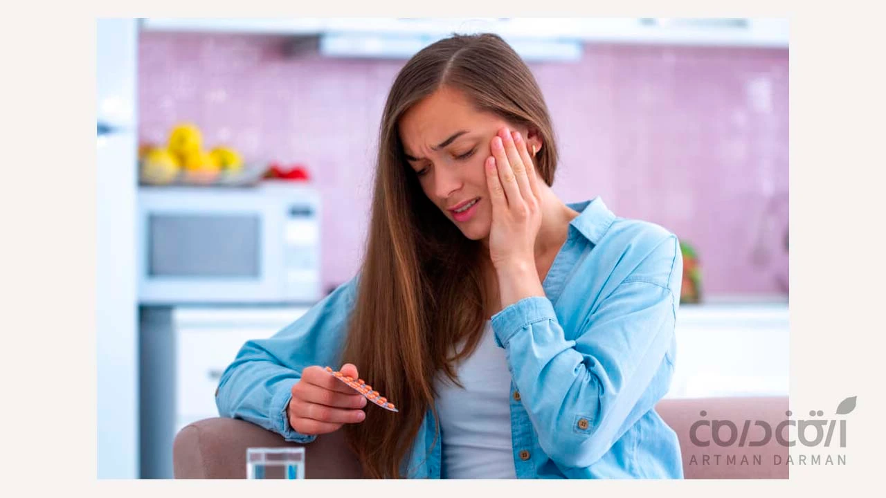 تصویر زنی با دندان درد